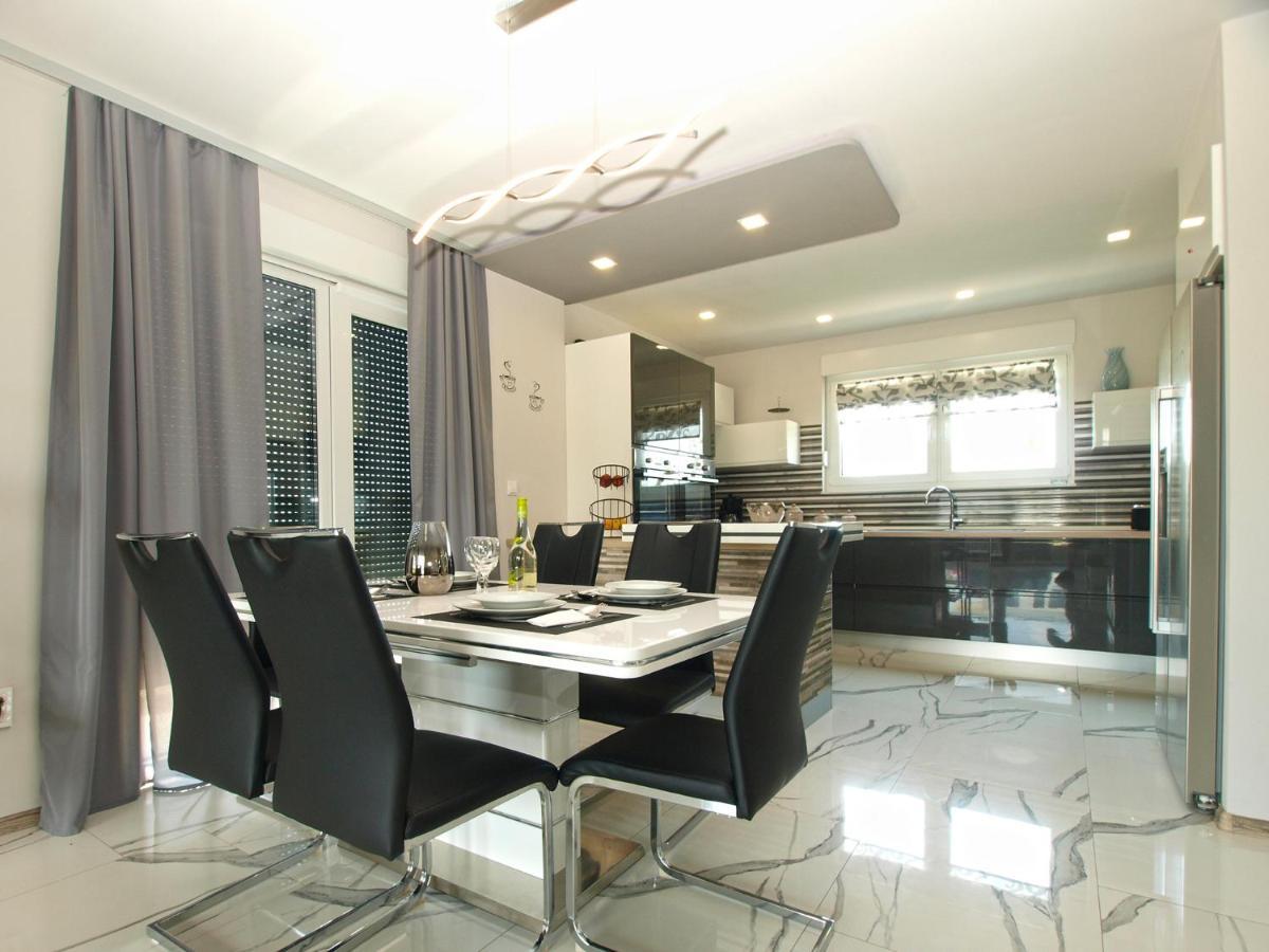 Villa Monteci 2052 Galižana Екстериор снимка