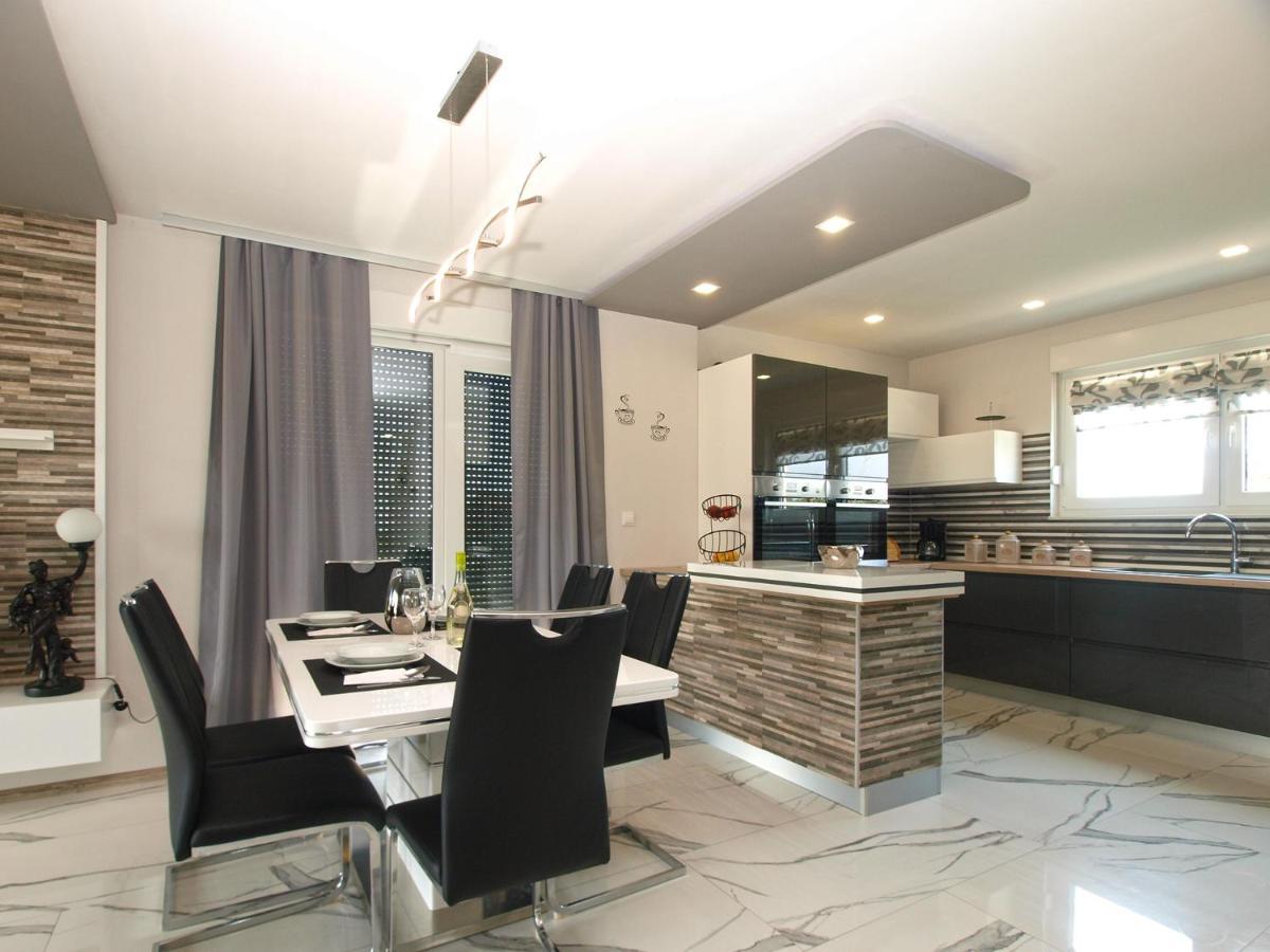 Villa Monteci 2052 Galižana Екстериор снимка