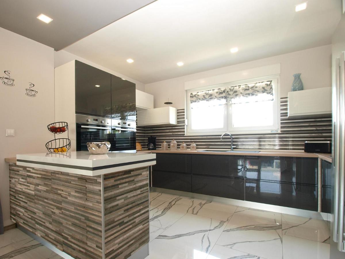 Villa Monteci 2052 Galižana Екстериор снимка